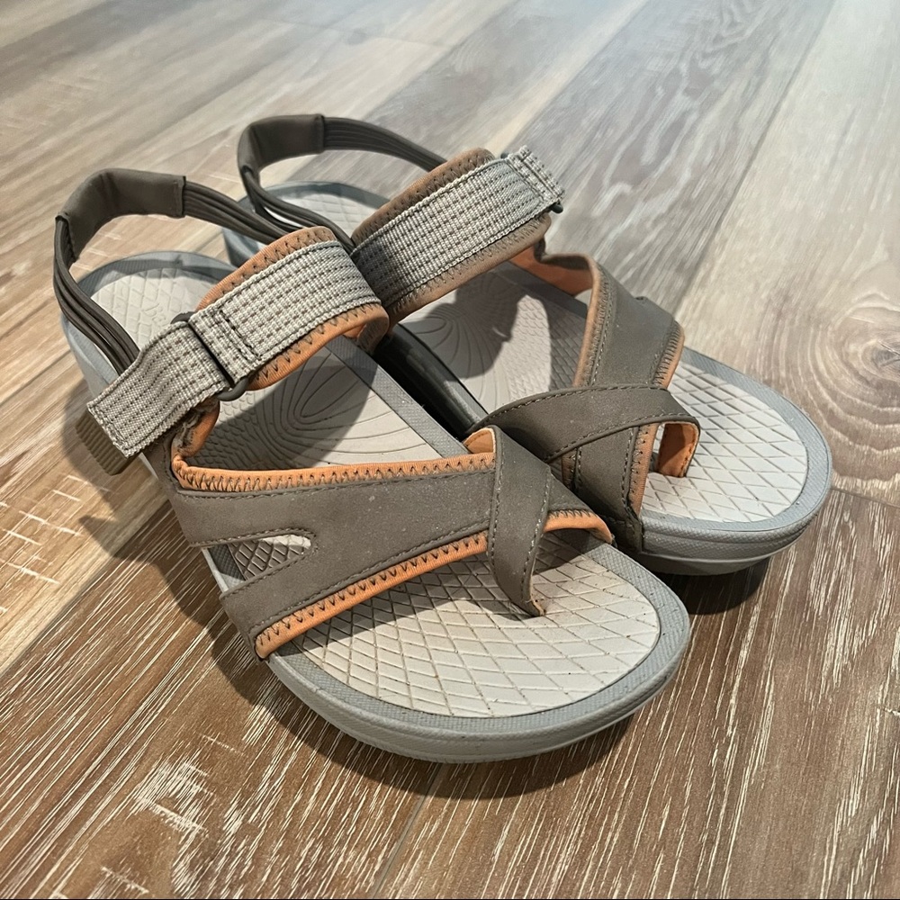 Women’s Baretraps Wedge Comfort Sandals 7 M Tan & Orange Brinley Lightweight